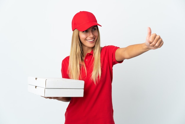 Kobieta dostawy pizzy trzyma pizzę na białym, dając kciuki do góry gest