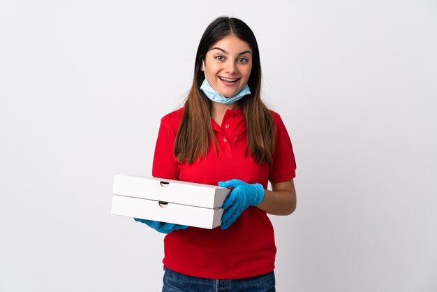 Kobieta Dostawy Pizzy Trzymając Pizzę Na Białym Tle Z Zaskoczeniem I Zszokowany Wyraz Twarzy