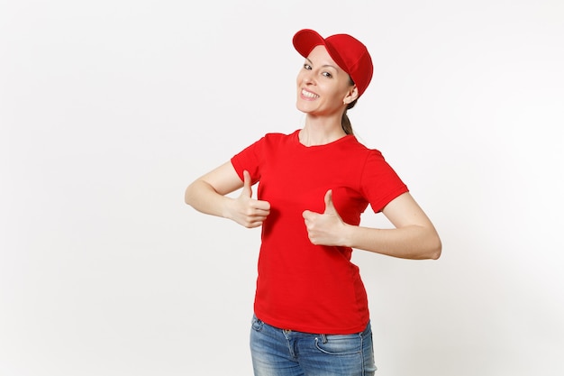 Zdjęcie kobieta dostawy w czerwonym mundurze na białym tle. profesjonalna kaukaska kobieta w czapce, koszulce, dżinsach pracujących jako kurier lub sprzedawca, pokazując kciuk do góry gest. skopiuj miejsce na reklamę.