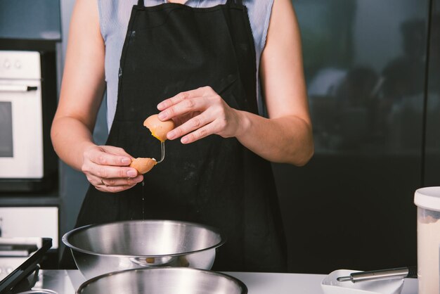 Kobieta Dziewczyna Piekarz W Kuchni Gotuje Trzepaczkę Do Jajek