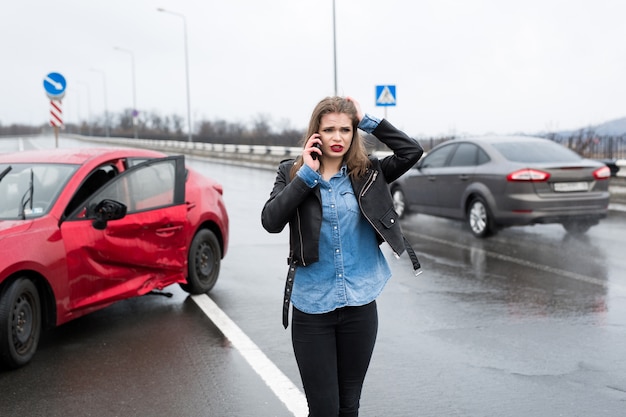 Kobieta Dzwoni Po Serwis Stojący Przy Czerwonym Samochodzie