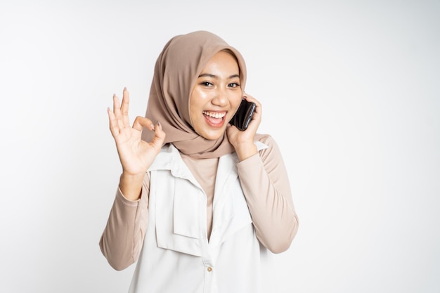 Kobieta Dzwoniąca Za Pomocą Telefonu Komórkowego I Pokazująca Kciuk W Górę