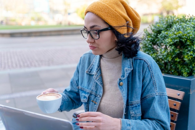 kobieta e-learningowy kurs szkoleniowy podczas oglądania webinarium edukacyjnego online za pomocą laptopa