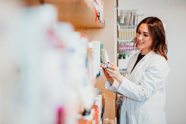 Kobieta farmaceutka pracująca w sklepie