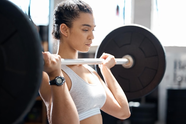 Kobieta fitness motywacja i trening sztangi w siłowni wellness do ćwiczeń sportowych i zdrowego wzrostu mięśni Podnoszenie ciężarów kulturysta osobisty trener i trener ludzi w sali ćwiczeń