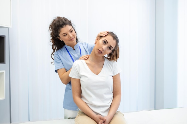 Kobieta fizjoterapeuta lub kręgarz dostosowujący szyję pacjentów Koncepcja rehabilitacji fizjoterapii Białe tło widok z przodu z miejsca na kopię
