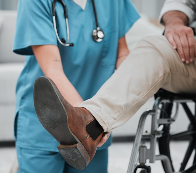 Kobieta fizjoterapeuta starszy mężczyzna i wózek inwalidzki do rehabilitacji nóg, odzyskiwanie lub opieka w domu opieki Ekspert fizjoterapii pomocna dłoń i starszy pacjent z powodu urazu, niepełnosprawności lub napięcia mięśni