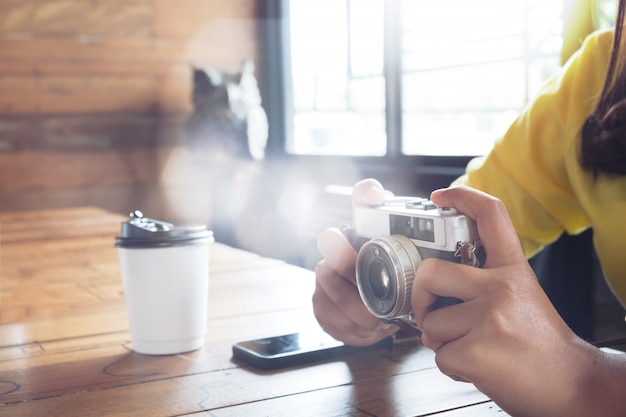 Kobieta fotograf relaksuje w kawiarni