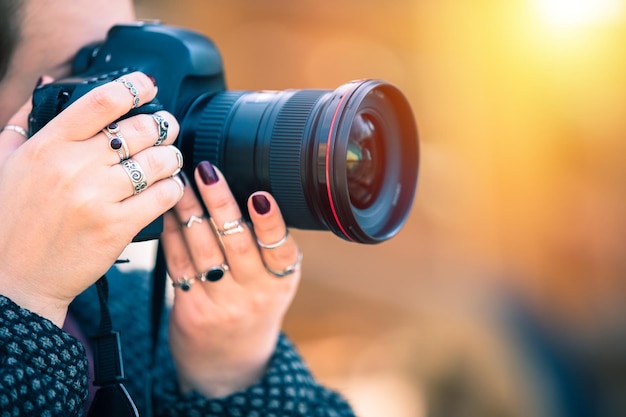 Zdjęcie kobieta fotograf trzyma aparat