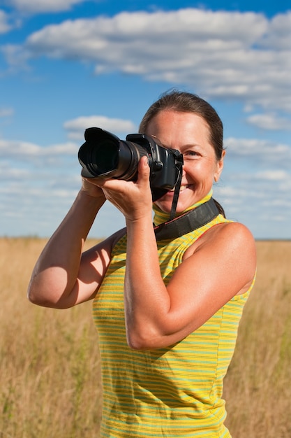 Kobieta Fotografowanie W Aparacie