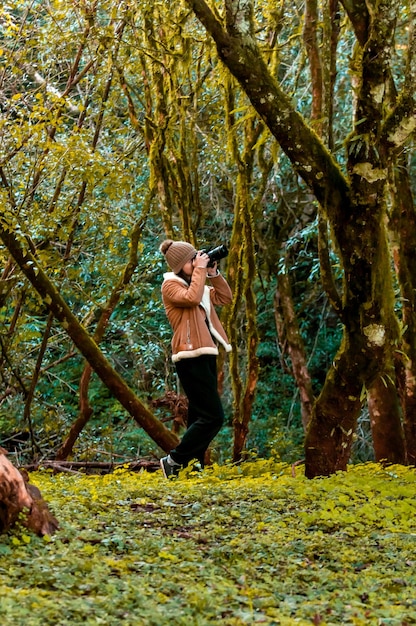 Kobieta fotografująca fotografię przyrody w lesie