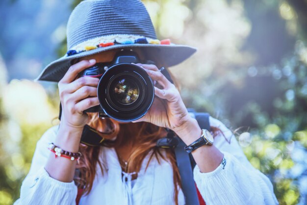 Zdjęcie kobieta fotografująca z kamerą