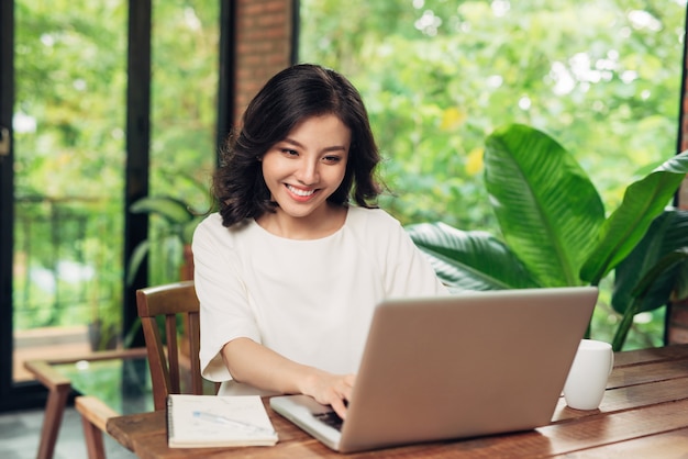 Kobieta freelancer pracująca w kawiarni.