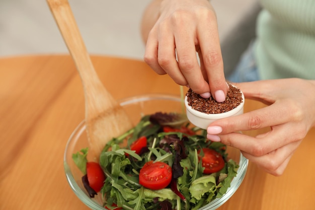 Kobieta gotowanie sałatki przy stołem zbliżenie Dieta ketonowa