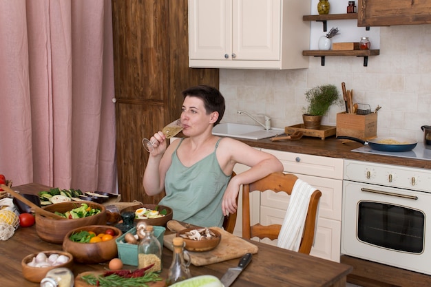 Zdjęcie kobieta gotuje zdrowe jedzenie w kuchni