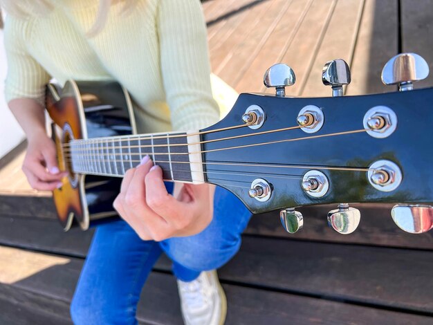 Kobieta gra na gitarze Widok makro Selektywne ustawianie ostrości