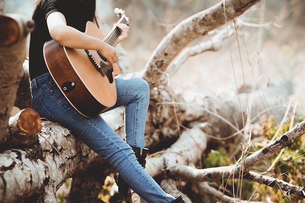 Kobieta Gra Na Gitarze Z Happy W Lesie.