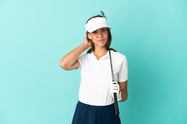 Kobieta gra w golfa na na białym tle niebieskim tle, mając wątpliwości