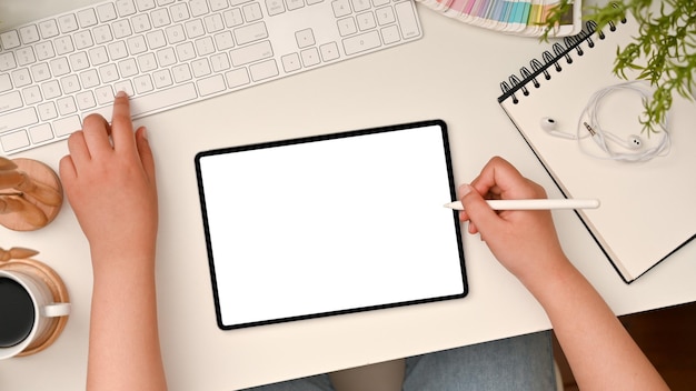 Kobieta graficzka korzystająca z cyfrowego tabletu, projektująca swoją pracę graficzną przy biurku