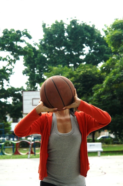 Zdjęcie kobieta grająca w koszykówkę