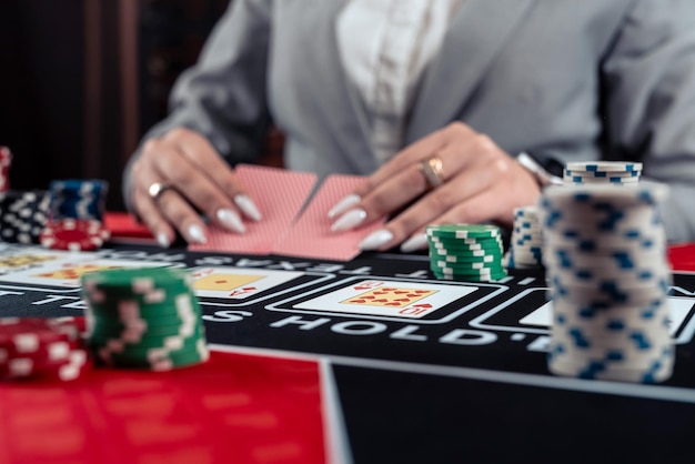 Kobieta grająca w pokera i hazard w kasynie spędzająca czas w grach losowych