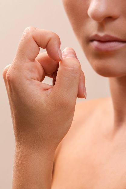 Zdjęcie kobieta gryzie jej palce