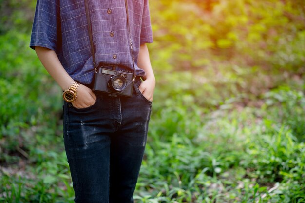 Kobieta i jego ukochana kamera Fotografia koncepcyjna podróży