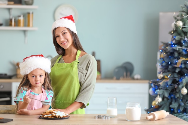 Kobieta I Jej Córeczka Przygotowują W Domu świąteczne Ciasteczka