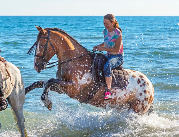 kobieta i koń appaloosa