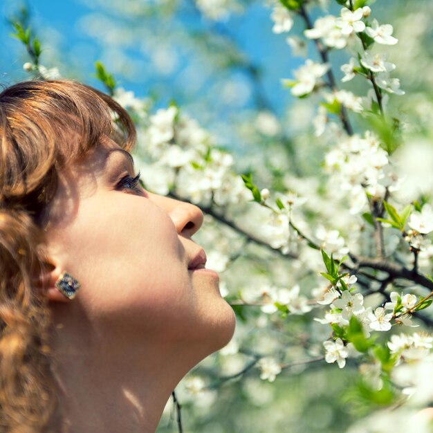 Kobieta i kwiat wiśni