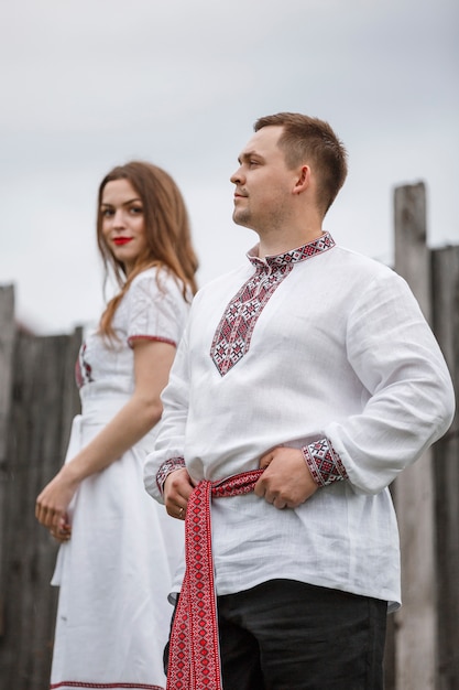 Kobieta i mężczyzna nosi tradycyjne ubrania w przyrodzie