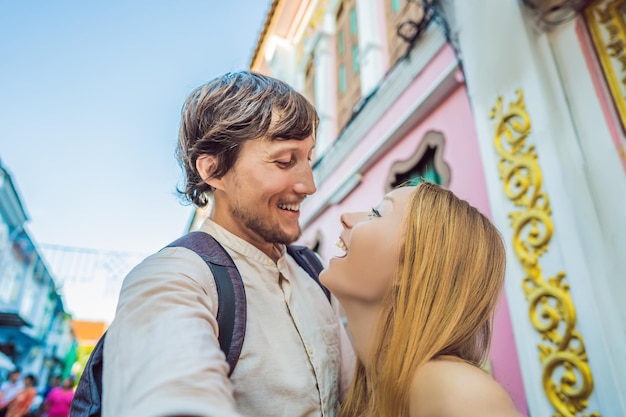 Kobieta I Mężczyzna Turyści Na Ulicy W Stylu Portugalskim Romowie W Mieście Phuket Nazywany Również Chinatown Lub Starym Miastem