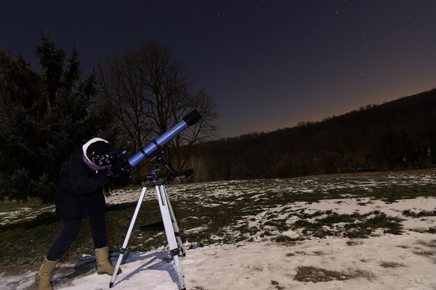 Zdjęcie kobieta i nocne niebo, konstelacje, draco, wielka niedźwiedzica, wielki wóz, botes