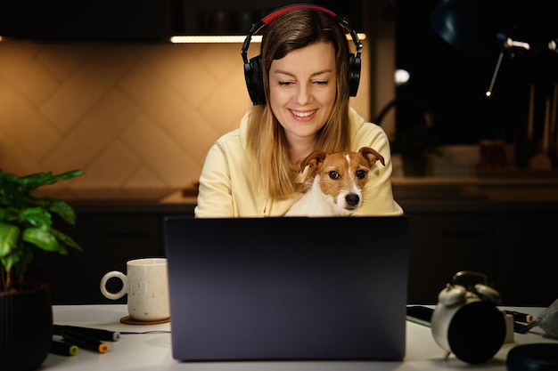 Kobieta I Pies Za Pomocą Laptopa W Nocy