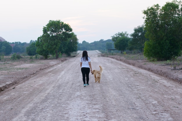 Kobieta i pies złote spacery