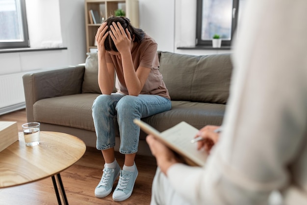 kobieta i psycholog na sesji psychoterapii