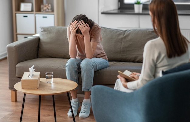 kobieta i psycholog na sesji psychoterapii