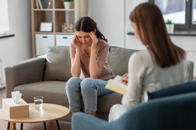 kobieta i psycholog na sesji psychoterapii