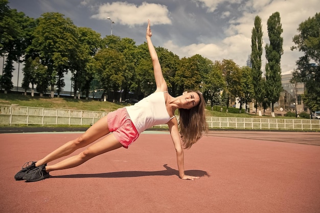 Kobieta I Sport Seksowna Młoda Sportsmenka Korzystających Z Zajęć Sportowych W Letni Dzień Wysportowana Kobieta W Sporcie Nosić Trening Na Stadionie Sport Fitness I Zdrowie