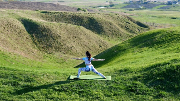 Kobieta idzie na sport joga fitness w naturze wiosną latem w słoneczny dzień m