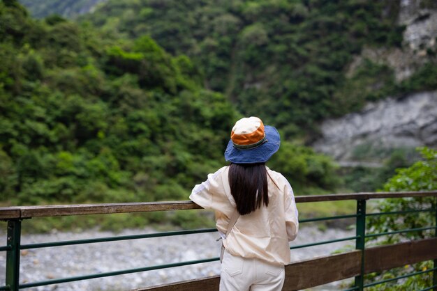 Kobieta idzie na wędrówkę Hualien taroko na Tajwanie
