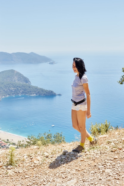 Kobieta idzie szlakiem Lycian Way. Fethiye, Oludeniz. Piękny widok na morze i plażę. Wędrówki w górach Turcji