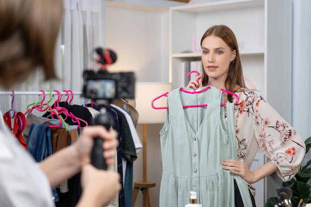 Kobieta influencer strzelać na żywo strumieniowy vlog wideo recenzja ubrań najwyższej społecznej