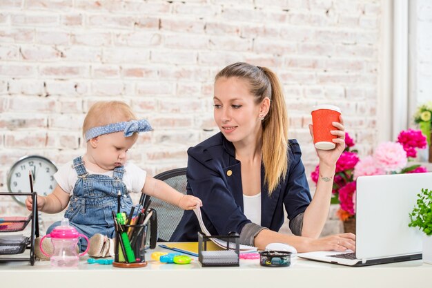 Kobieta interesu matka kobieta z córką pracująca przy laptopie