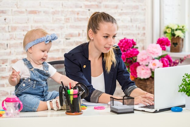 Zdjęcie kobieta interesu matka kobieta z córką pracująca przy laptopie