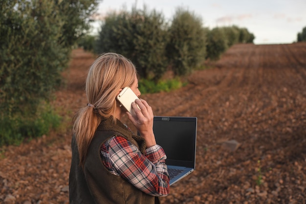 Kobieta inżynier terenowy badająca plantację rolniczą Integracja kobiet agronomów w terenie