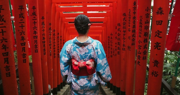 Kobieta japońska i świątynia lub z powrotem dla tradycyjnej kultury dla szacunku Tokio podróż duchowość lub historia Kobieta kimono i chodzenie schodami w budynku shinto czcić pokój lub badać