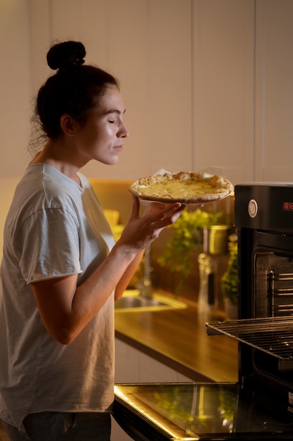 Zdjęcie kobieta je niezdrowe jedzenie późno w nocy