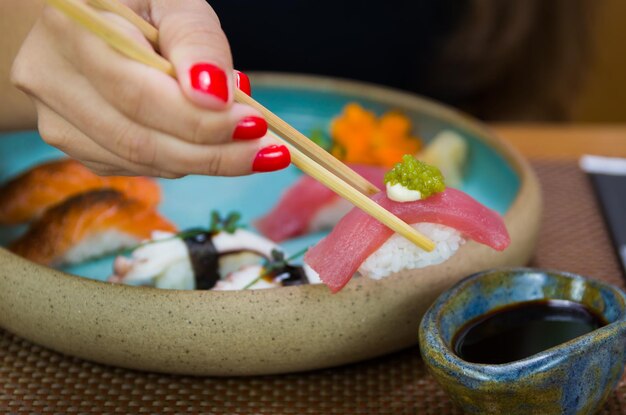 Kobieta Je Pyszne Sushi Zbliżenie Na Pałeczkach