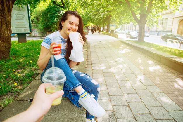 Kobieta je rogalika na uliczne jedzenie na wynos